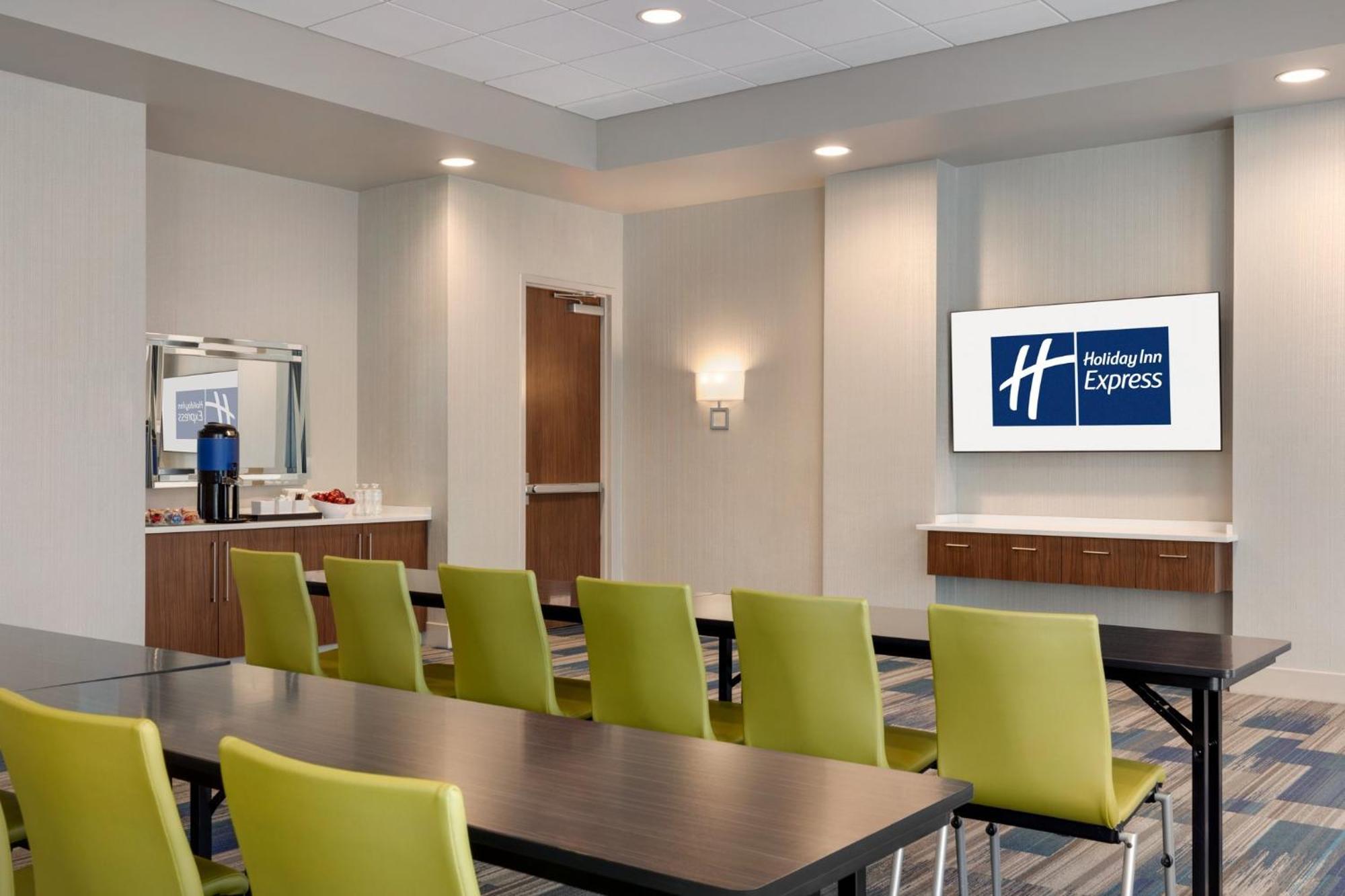 Holiday Inn Express & Suites - Dalton - Walnut Ave By Ihg Exterior photo